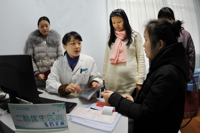 主任医师陈莉向孕妇交代二胎孕期保健事项.jpg