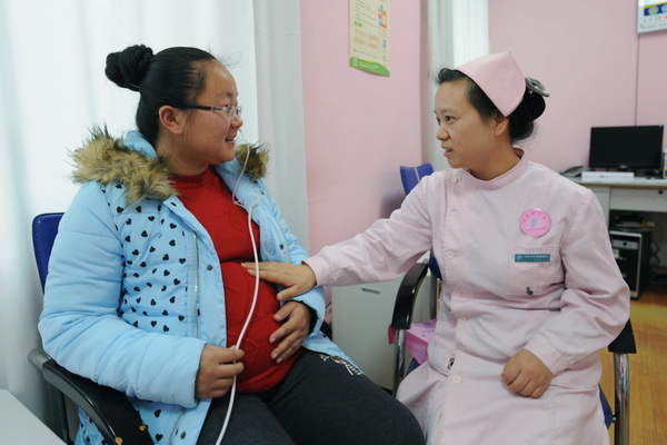 市妇幼保健院开设全市首家助产士门诊，优秀助产士刘家梅帮准妈妈树立自然分娩信心.jpg
