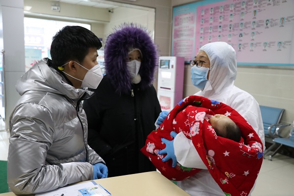318全讯申请网站新生儿科护士长郑华蓉向宝宝家属交代喂养注意事项.JPG