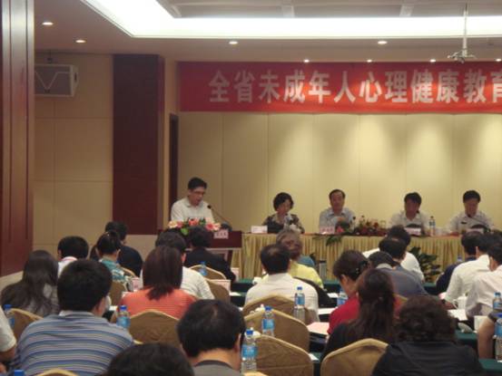 共青团荆州市委书记石必成在全省未成年人心理健康教育工作上作经验交流.jpg