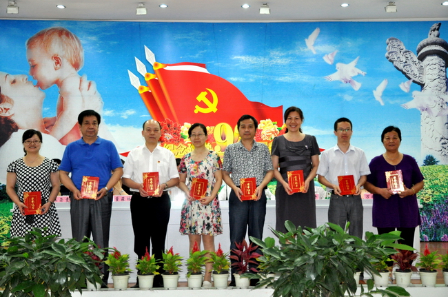 6、优秀党员颁奖.JPG