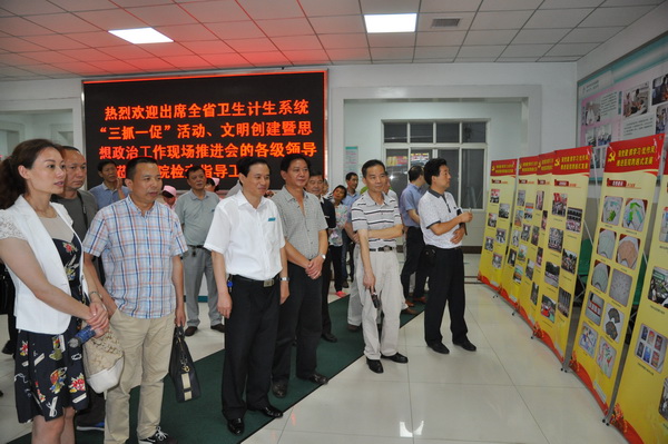 与会领导及代表们参观我院门诊大厅1.jpg