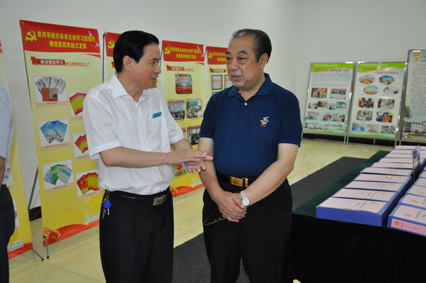 朱继文院长与杨有旺书记亲切交谈1.jpg