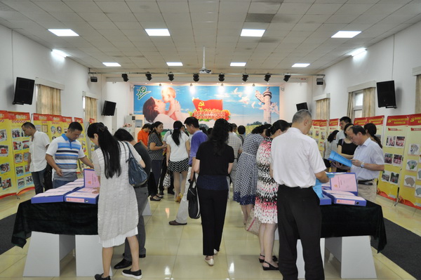 与会代表在我院党建工作成果展示厅观摩1.jpg