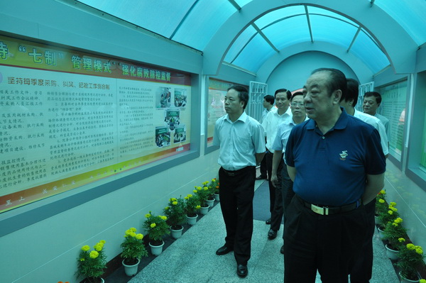 与会领导及代表们参观我们文化长廊1.jpg