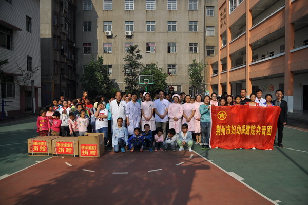 免费为沙市特校残障儿童义诊.JPG